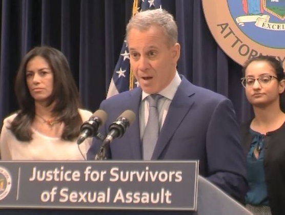 نیویارک کے اٹارنی جنرل پر 4 خواتین نے لگایا جنسی استحصال کا الزام: :دیا استعفی