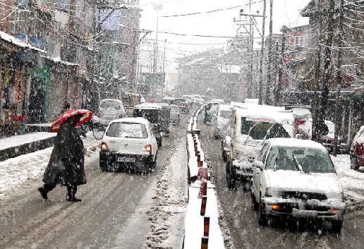 موسم سرما کی کشمیر میں پہلی بھاری برف باری