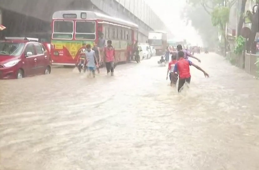 ممبئی میں زبردست بارش، کئی جگہوں پر سڑکیں تلاب میں تبدیل