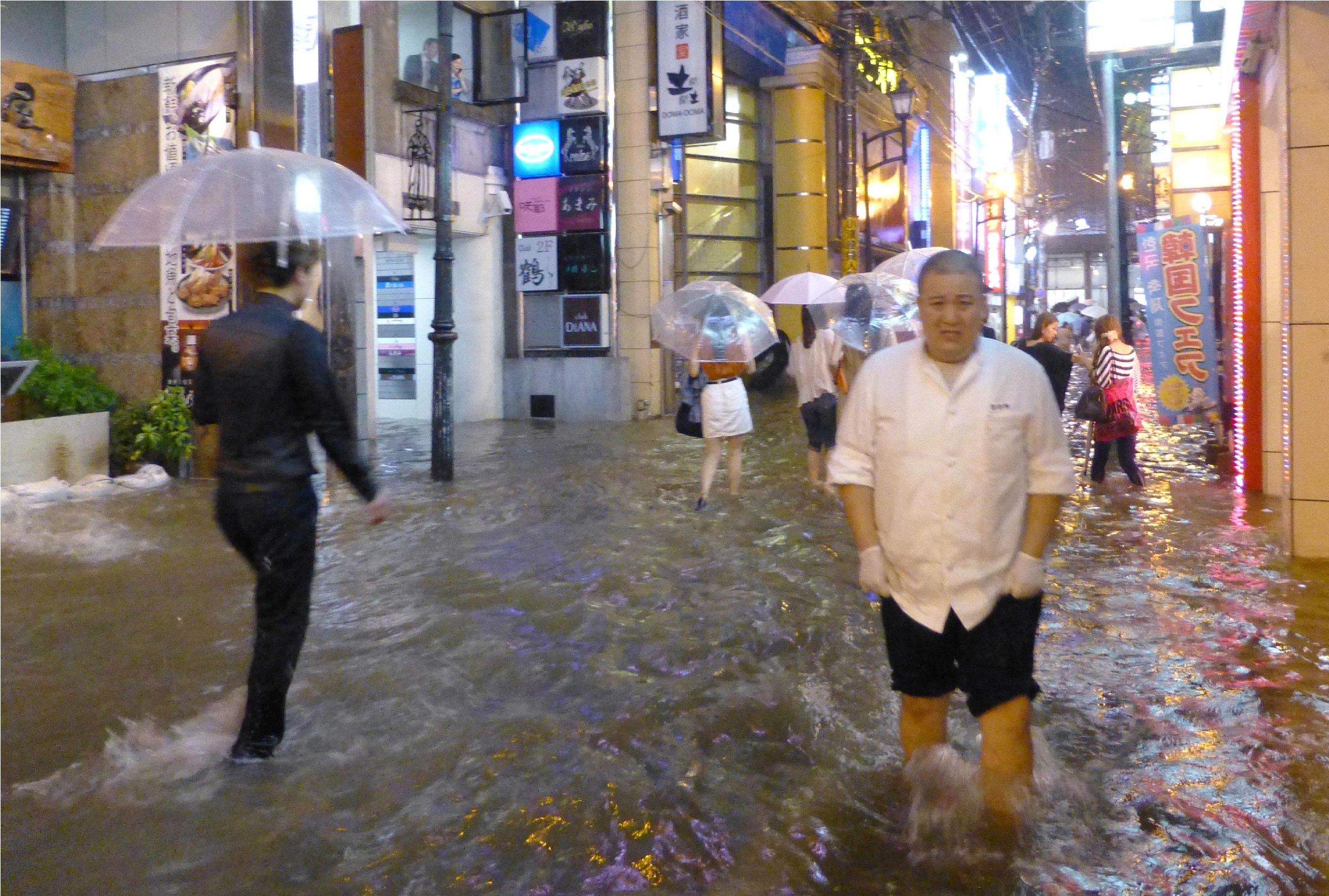 جاپان میں شدید بارش سے 4 لاکھ کے قریب لوگ بے گھر