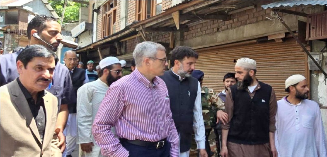 عمر عبد اللہ کا دورہ تنگدھار، گولہ باری سے ہوئی تباہی کا جائزہ لیا 