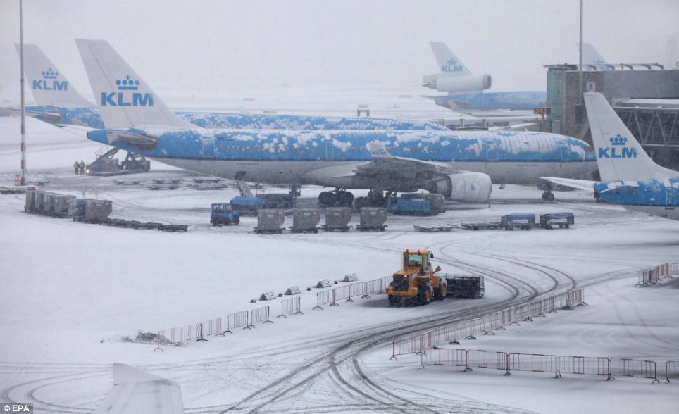 روس میں زبردست برفباری، 150 پروازیں متاثر