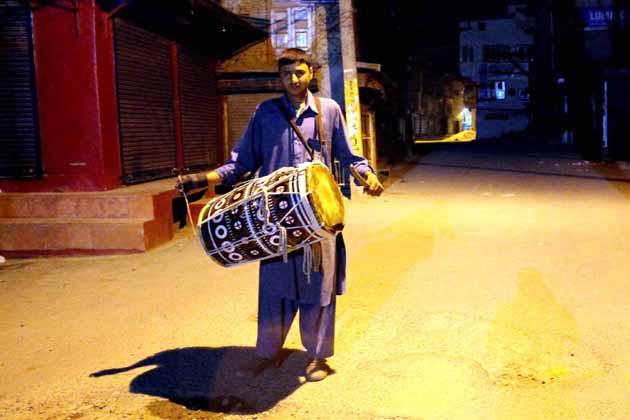 رمضان المبارک : ہائی ٹیک دور ہونے کے باوجود آج بھی کشمیر میں سڑکوں پر نکلتے ہیں سحرخوان