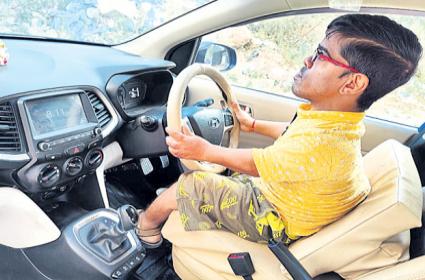 معذوری کو اپنی طاقت بناکر کار ڈرائیونگ سیکھنے والے حیدرآباد کے تین فیٹ کے شخص کانام گنیس بک میں درج
