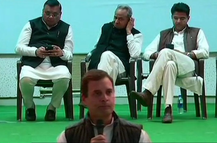 ادے پور: راہل گاندھی کی تقریر کے دوران اسٹیج پر بیٹھے  لیڈرس فون میں مصروف