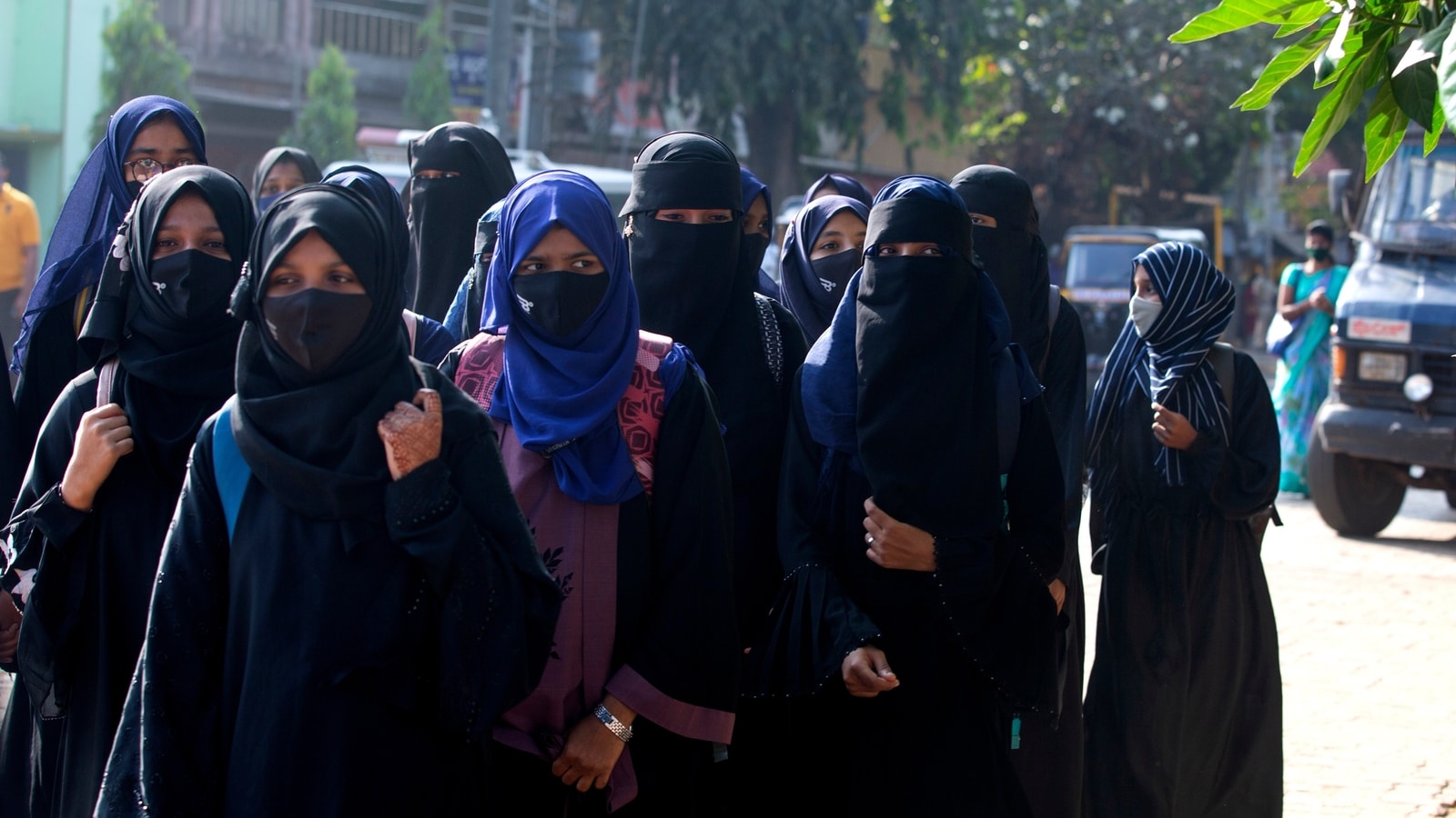 حجاب پہن کر امتناعی احکامات کی خلاف ورزی کرنے والی طالبات کے خلاف ایف آئی آر درج