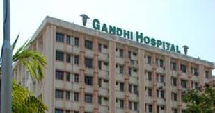 گاندھی اسپتال کی آؤٹ سورسنگ نرسوں نے احتجاج کیا