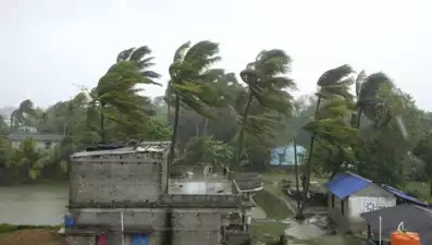 مغربی بنگال میں سمندری طوفان ریمال کی دستک، کولکاتہ میں تباہی