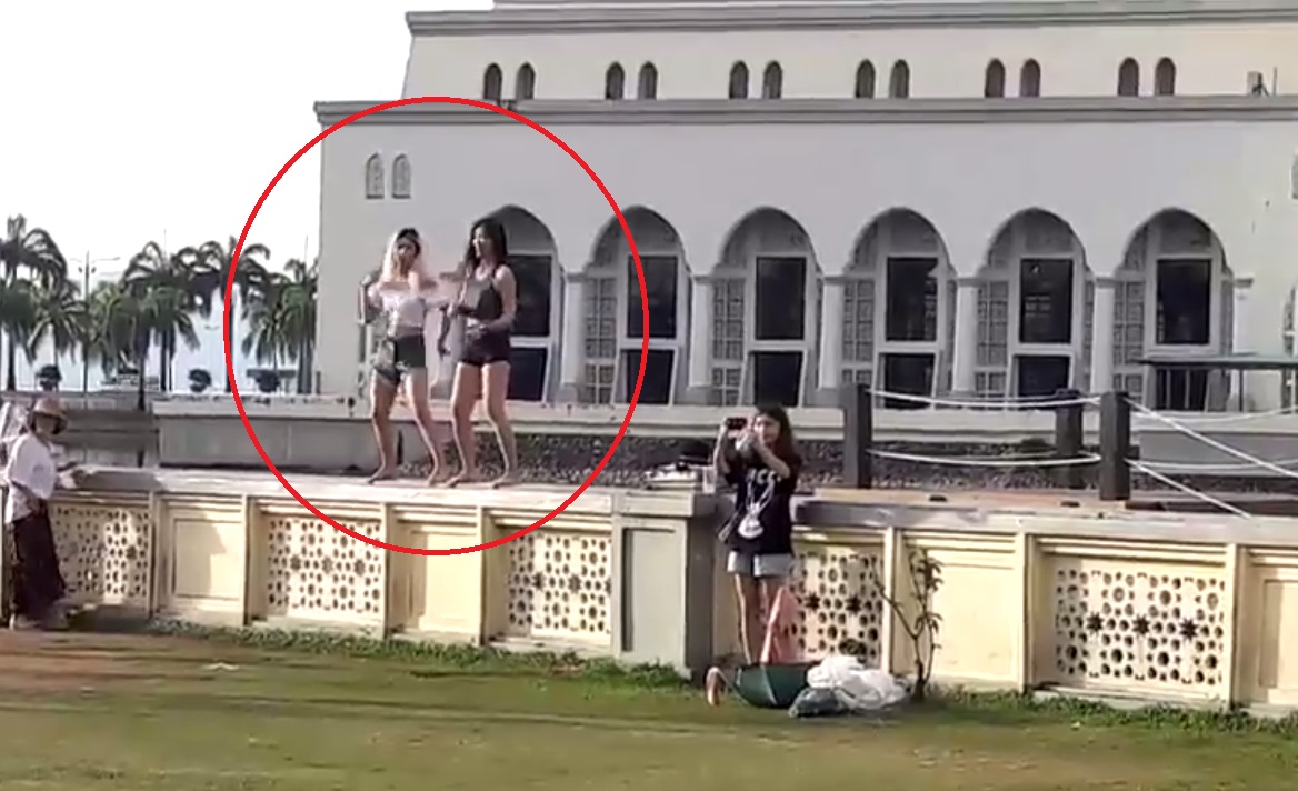 ملیشیا کی ایک مسجد کے سامنے دو لڑکیوں کے ناچنے کا ویڈیو وائرل