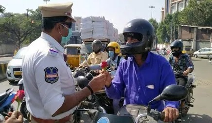 تلنگانہ : ہیلمٹ پہننے والوں میں پھل اور نہ پہننے والوں میں پھولوں کی تقسیم ، ٹریفک پولیس کا انوکھا پرو گرام