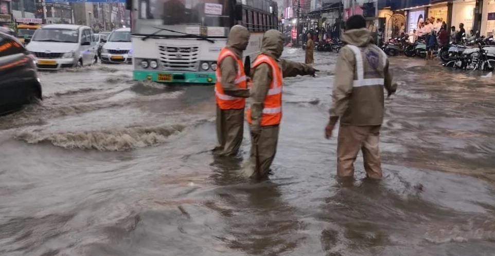 شہر میں اچانک گرج چمک کے ساتھ موسلادھار بارش نے معمولات زندگی درہم برہم