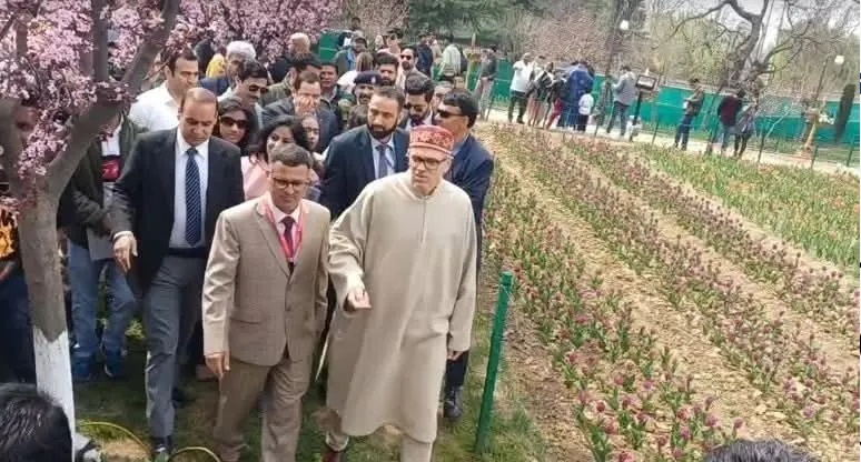 عمر عبد اللہ نے ایشیا کے سب سے بڑے باغ گل لالہ کو دیا۔ لالہ کو لوگوں کے لئے کھول دیا 