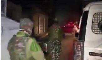 سری نگر کے زیون پانتھ چوک علاقے میں پولیس گاڑی پر جنگجوﺅں کی فائرنگ 14 اہلکار زخمی