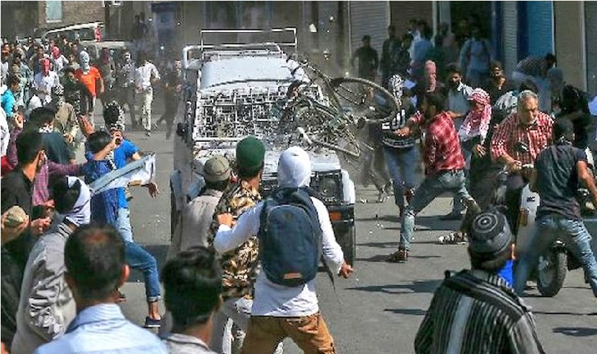 دہشت گردوں کی موت پر کشمیر میں پھر تنازعہ: فوج پر برسائے پتھر
