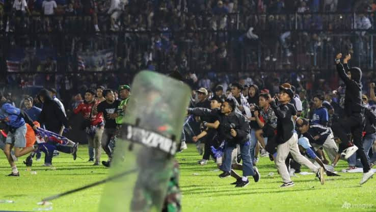 انڈونیشیا میں فٹبال میچ میں بھگدڑ مچنے سے 129 افراد ہلاک ہو گئے۔