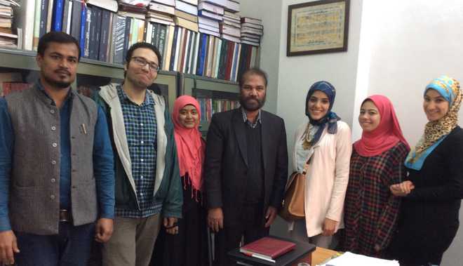 جامعہ ازہر مصر کی اردو طالبات کا جے این یو میں پروفیسر خواجہ اکرام نے استقبال کیا