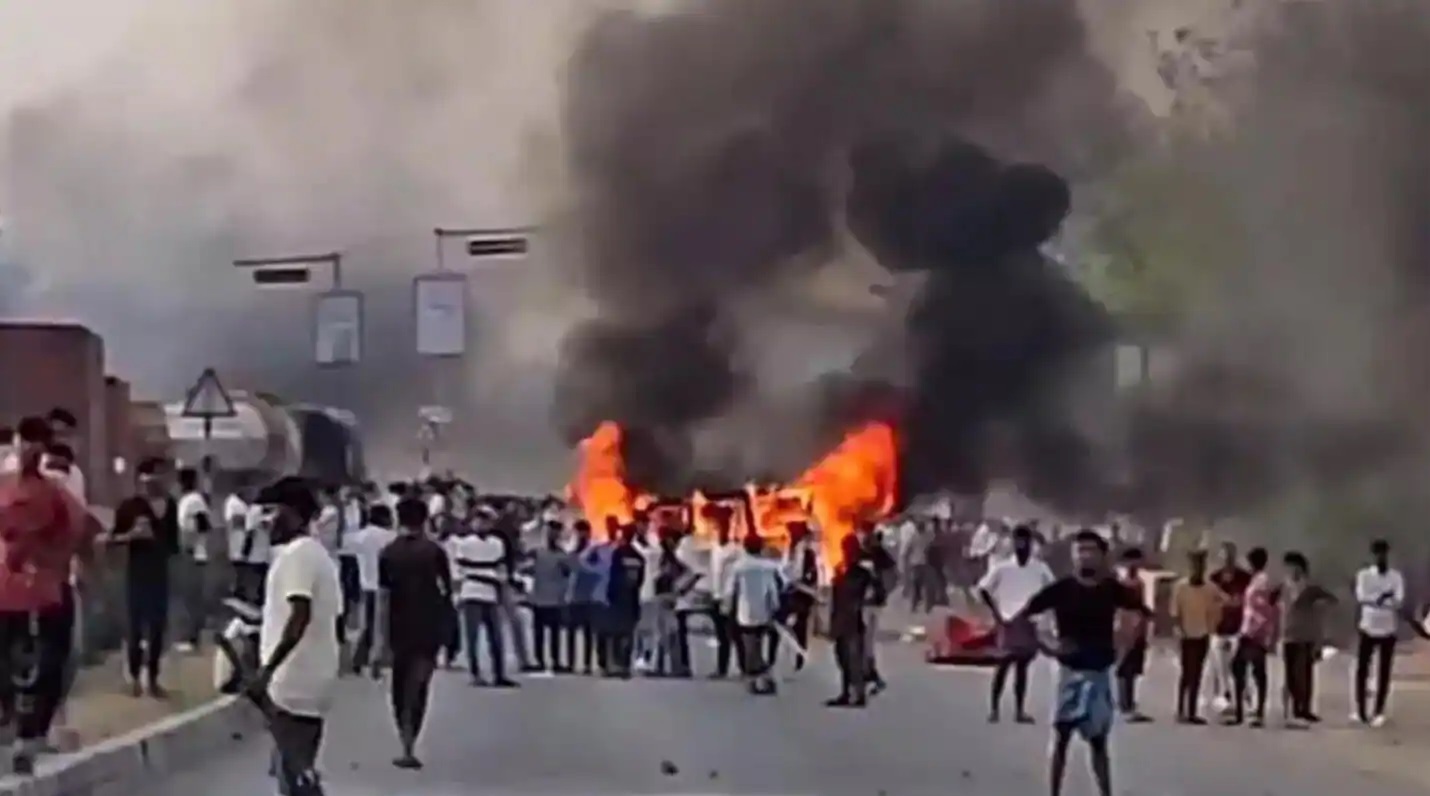 مرشد آباد میں احتجاج کے دوران ہنگامہ آرائی میں مبینہ طور پر تین افراد کی موت 