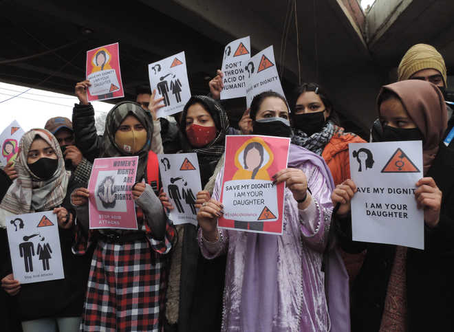 سری نگر میں تیزاب پھینکنے کے واقعے کے خلاف احتجاج