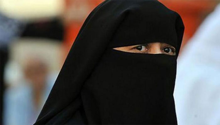 جب مسلمان عورت کو حجاب ہٹانے کو کہا گیا