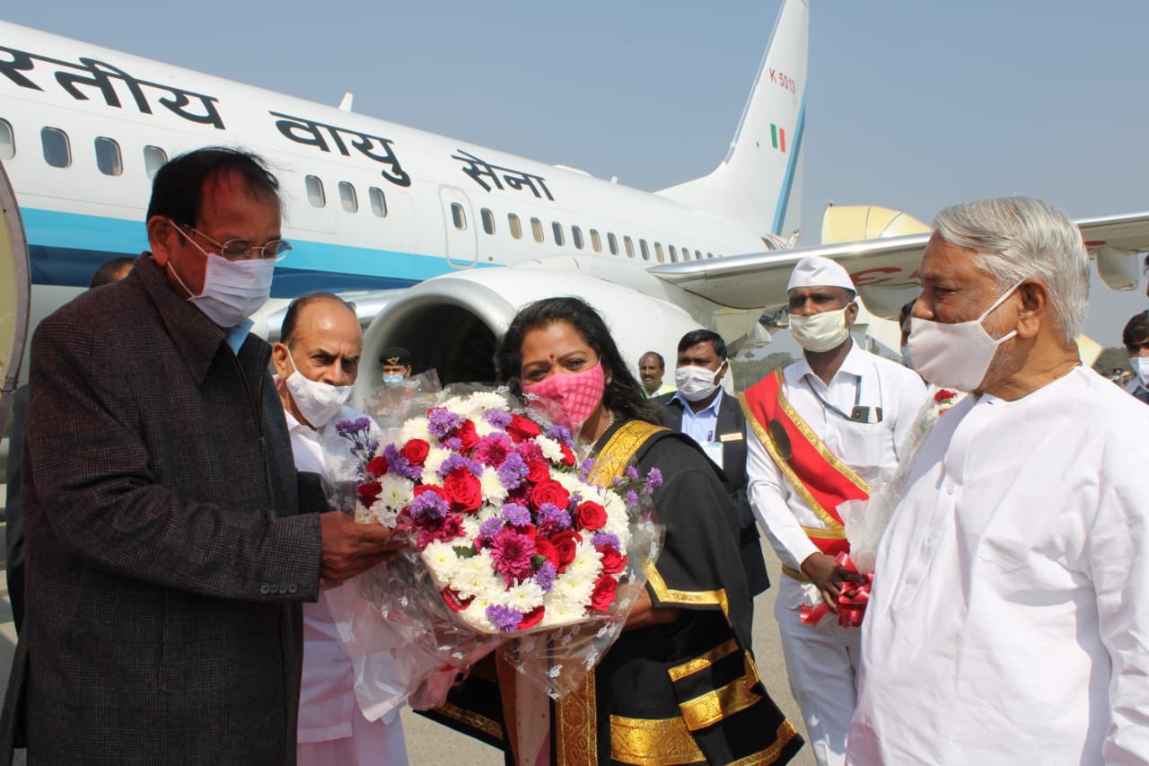 مئیرحیدرآباد وجئے لکشمی نے پہلی مرتبہ اہم شخصیت کا ایرپورٹ پر استقبال کیا