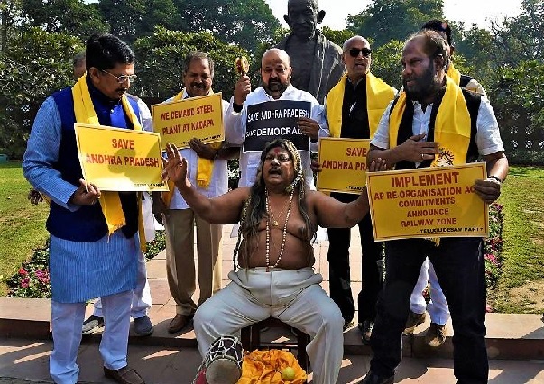تلگودیشم کے ایم پی سیواپرساد کا انوکھا احتجاج