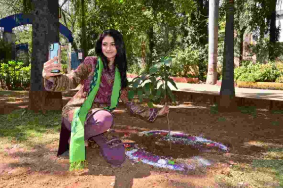 گرین انڈیا چیلنج: مس انڈیا مانسا وارانسی اندرا پارک میں پودا لگایا