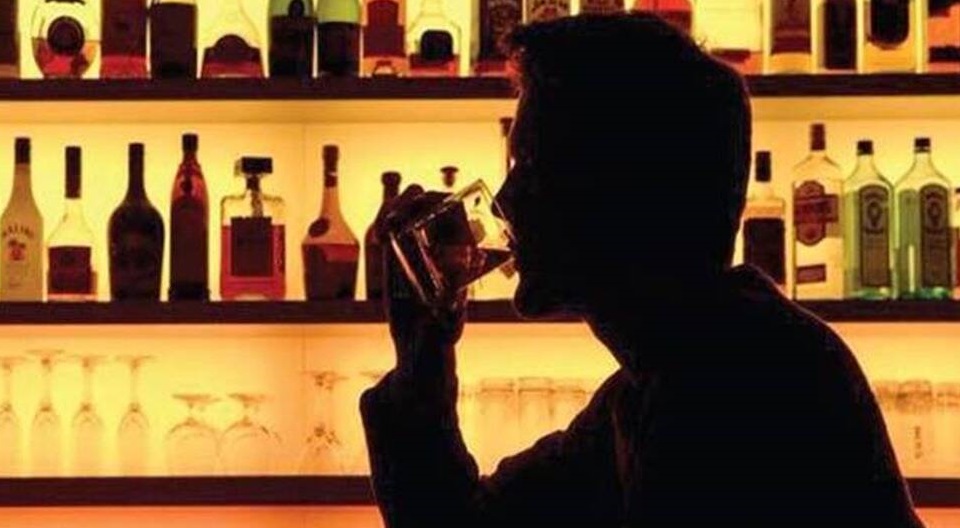 دہلی حکومت نے شراب پینے کی عمر گھٹا کر 21 سال کی