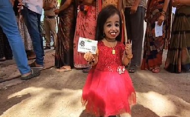 دنیا کی سب سے چھوٹے قد والی خاتون جیوتی آگے نے ناگپور میں ڈالا ووٹ