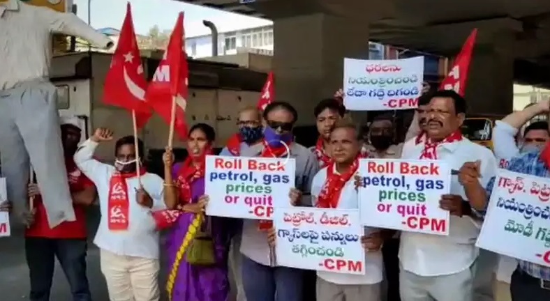 پٹرول، ڈیزل اور گھریلو پکوان گیس کی قیمتوں میں غیر معمولی اضافہ کے خلاف سی پی آئی ایم کاحیدرآباد میں احتجاج
