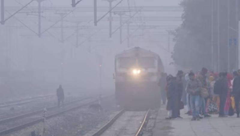 دہلی میں گھنا کہرا، 18 ٹرینیں چل رہی ہیں تاخیر سے