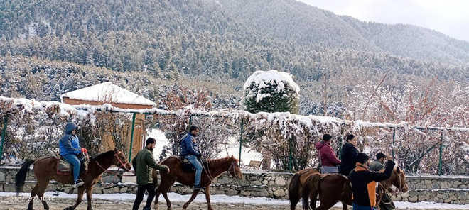 کشمیر میں تازہ برف و باراں، 2 جنوری تک موسم خشک رہنے کی پیش گوئی