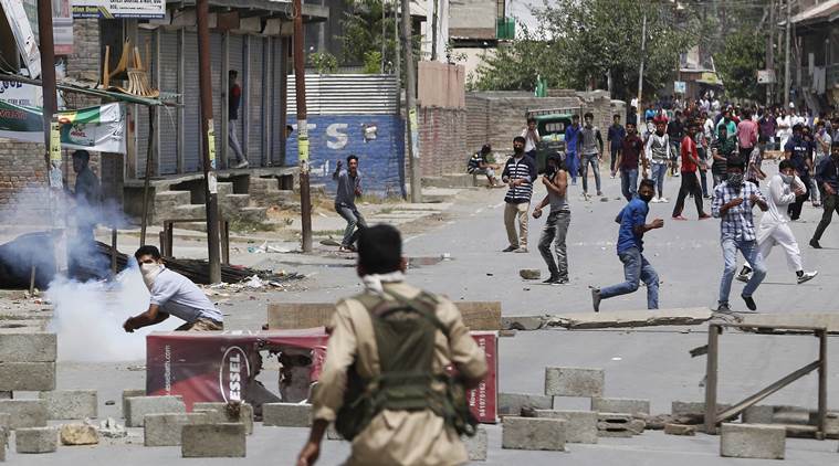 کشمیر میں سیکورٹی فورسز اور جنگجوؤں کے درمیان تصادم