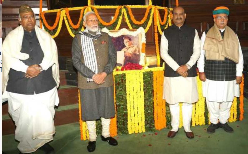 وزیر اعظم اور لوک سبھا کے اسپیکر کی قیادت میں ممبران پارلیمنٹ نے نیتا جی سبھاش چندر بوس کو گلہائے عقیدت پیش کئے