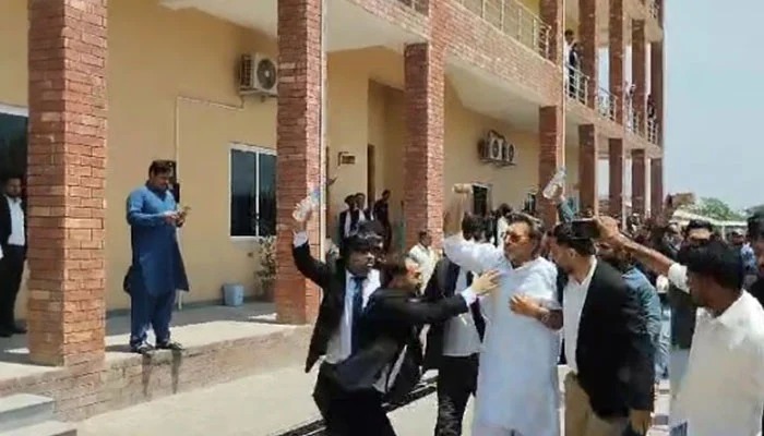 پاکستان: پی ٹی آئی کے وکلا نےعمران خان کی اہلیہ کے سابق شوہر پر حملہ کیا