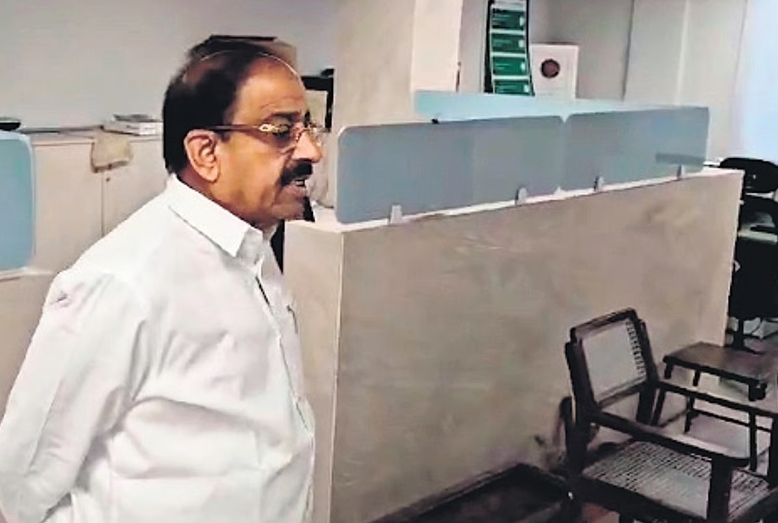 ڈیوٹی پر تاخیر سے آنے والے ملازمین پر تلنگانہ کے وزیر زراعت کی برہمی