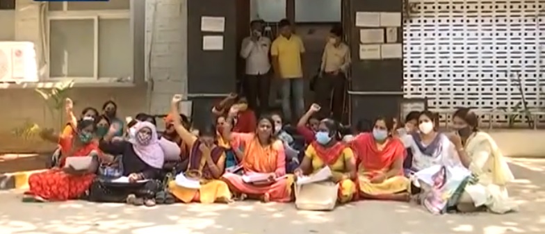 نرسس کا دفتر ڈائرکٹوریٹ پبلک ہیلت حیدرآباد کے سامنے احتجاج