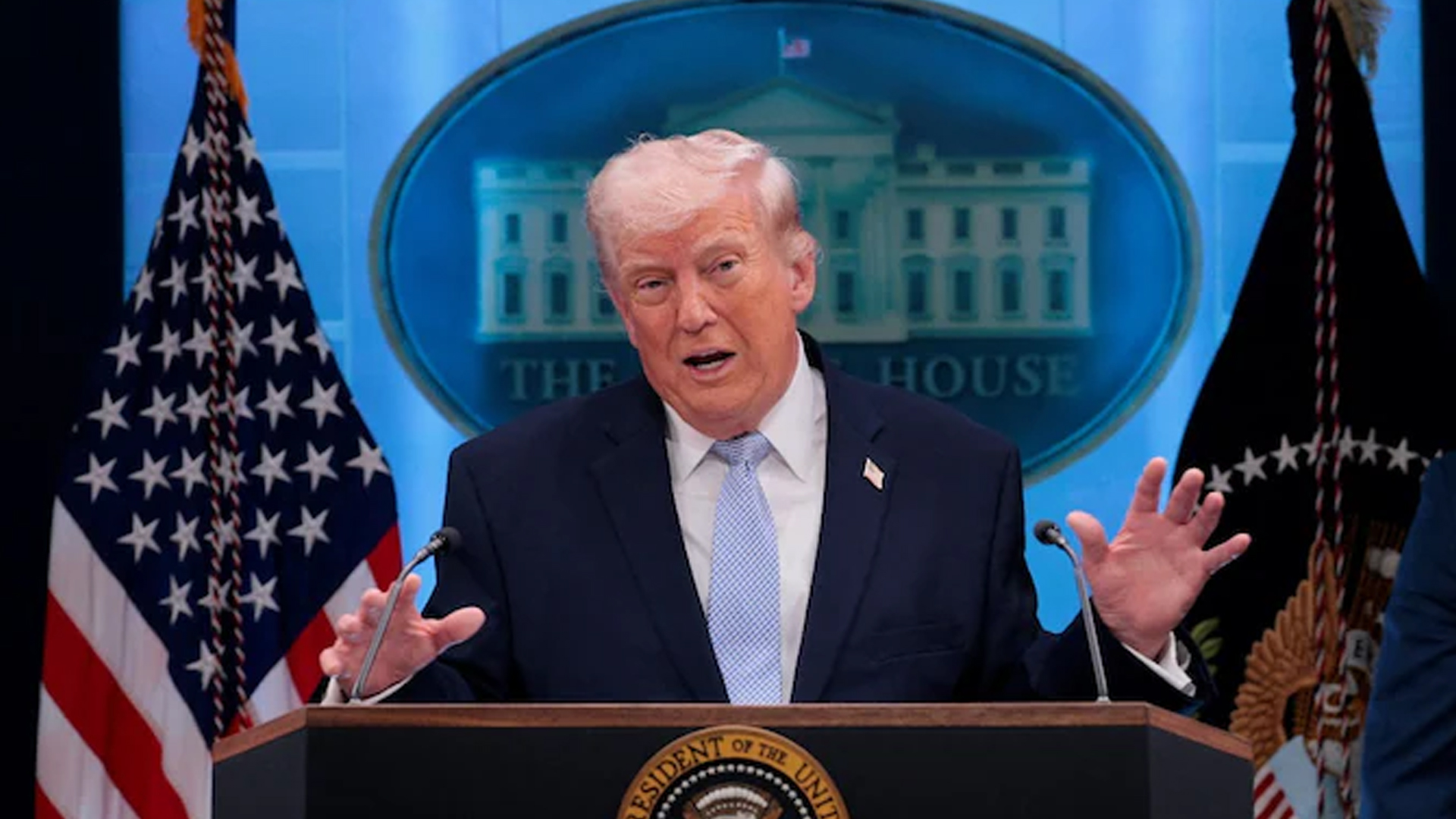 امریکہ نے آبنائے ہرمز کے معاملے پر ایران کو مہلت دے دی، ڈونلڈ ٹرمپ کا فوجی کارروائی دو ہفتوں کے لیے مؤخر کرنے کا اعلان