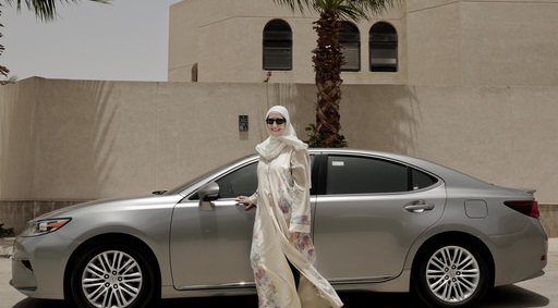 سعودی ٹیکسی سروس کریم اور اُوبر کی پہلی خاتون کپتانوں نے ڈرائیونگ شروع کردی