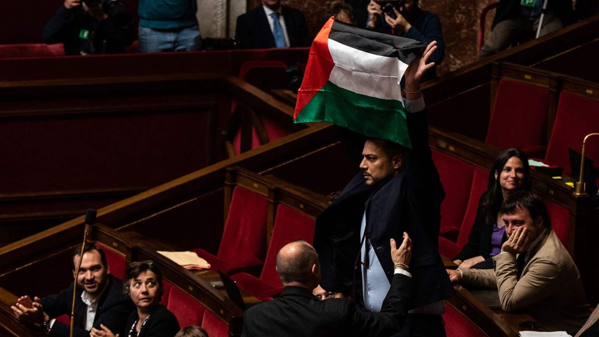 فرانسیسی قانون ساز پارلیمنٹ میں رکن پارلیمنٹ فلسطینی پرچم لہرانے پر معطل