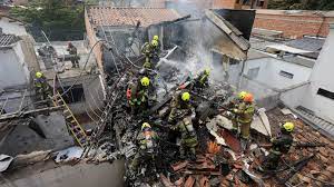 کولمبیا میں چھوٹا طیارہ رہائشی علاقے میں گر کر تباہ ہونے سے 8 افراد ہلاک ہو گئے۔