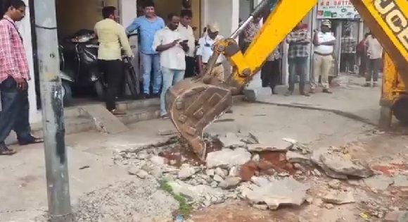 کنگ کوٹھی علاقے میں فٹ پاتھ پر قبضوں کے خلاف بلدیہ کی کارروائی
