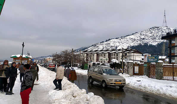 کشمیر: موسم خشک مگر بالائی علاقوں میں معمولات ہنوز درہم برہم