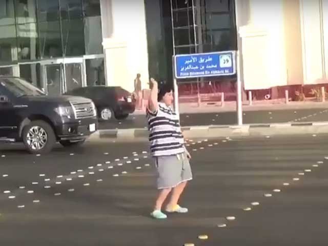 سڑک پر رقص کے الزام میں سعودی عرب میں لڑکا گرفتار