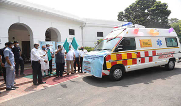 گڈکری نے ریاستوں کو بھیجی گئی ایمبولینس کو ہری جھنڈی دکھائی