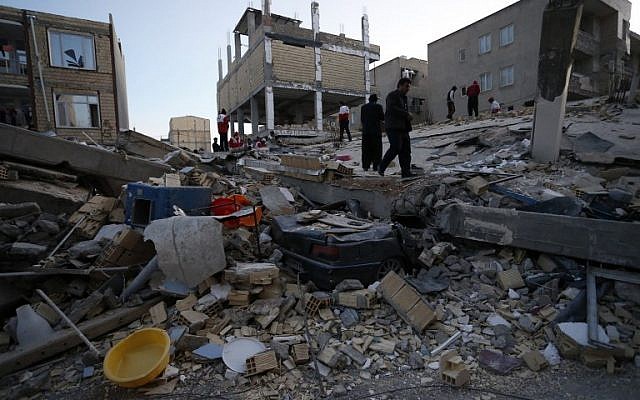 زلزلہ متاثرین کا ایرانی حکومت پر مدد نہ پہنچانے کا الزام