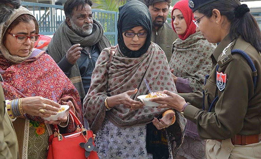 بھوکے پیاسے سمجھوتہ ایکسپریس کا انتظار کررہے پاکستانی مسافروں کو پنجاب پولیس نے کھلایا کھانا