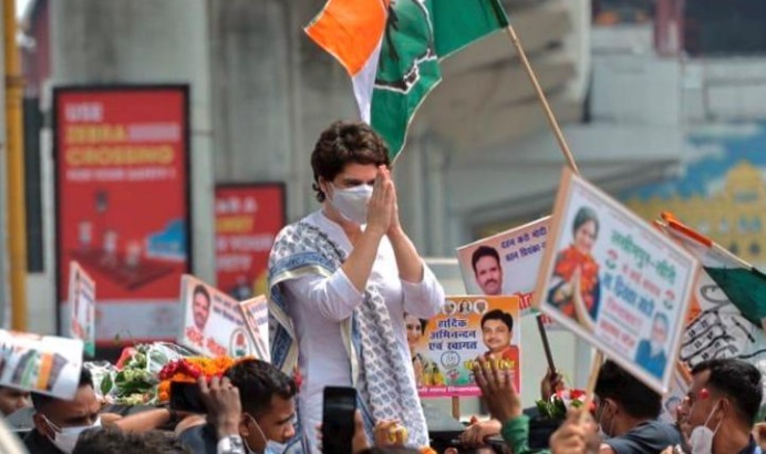پرینکا گاندھی نے گاندھی جی کے مجسمے کے سامنے دھرنا دے کر یوگی حکومت کے خلاف احتجاج کیا