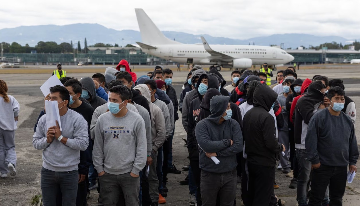 امریکہ کا “پروجیکٹ ہوم کمنگ” شروع، غیر قانونی تارکینِ وطن کو واپسی پر رقم اور مفت ٹکٹ کی پیشکش