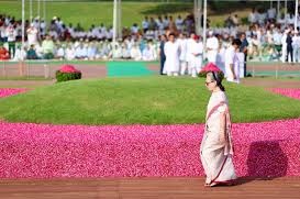 سونیا گاندھی شانتی ون میں پنڈت نہرو کو انہیں خراج عقیدت پیش کیا 