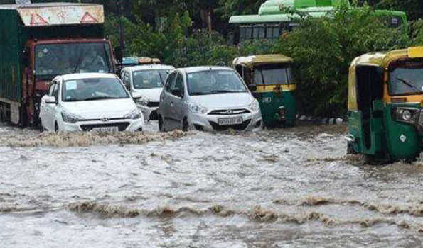 دہلی میں موسلا دھار بارش کے باعث متعدد مقامات پر پانی بھرا، کئی مقامات پر ٹریفک جام